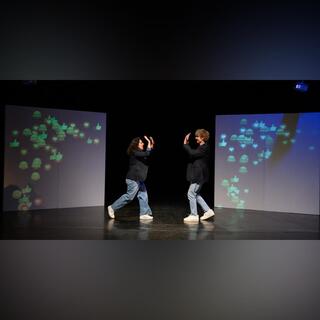 Divadelné centrum: Pavučina lží / dokumentárne divadlo s odbornou diskusiou o dezinformáciách a online manipulácii